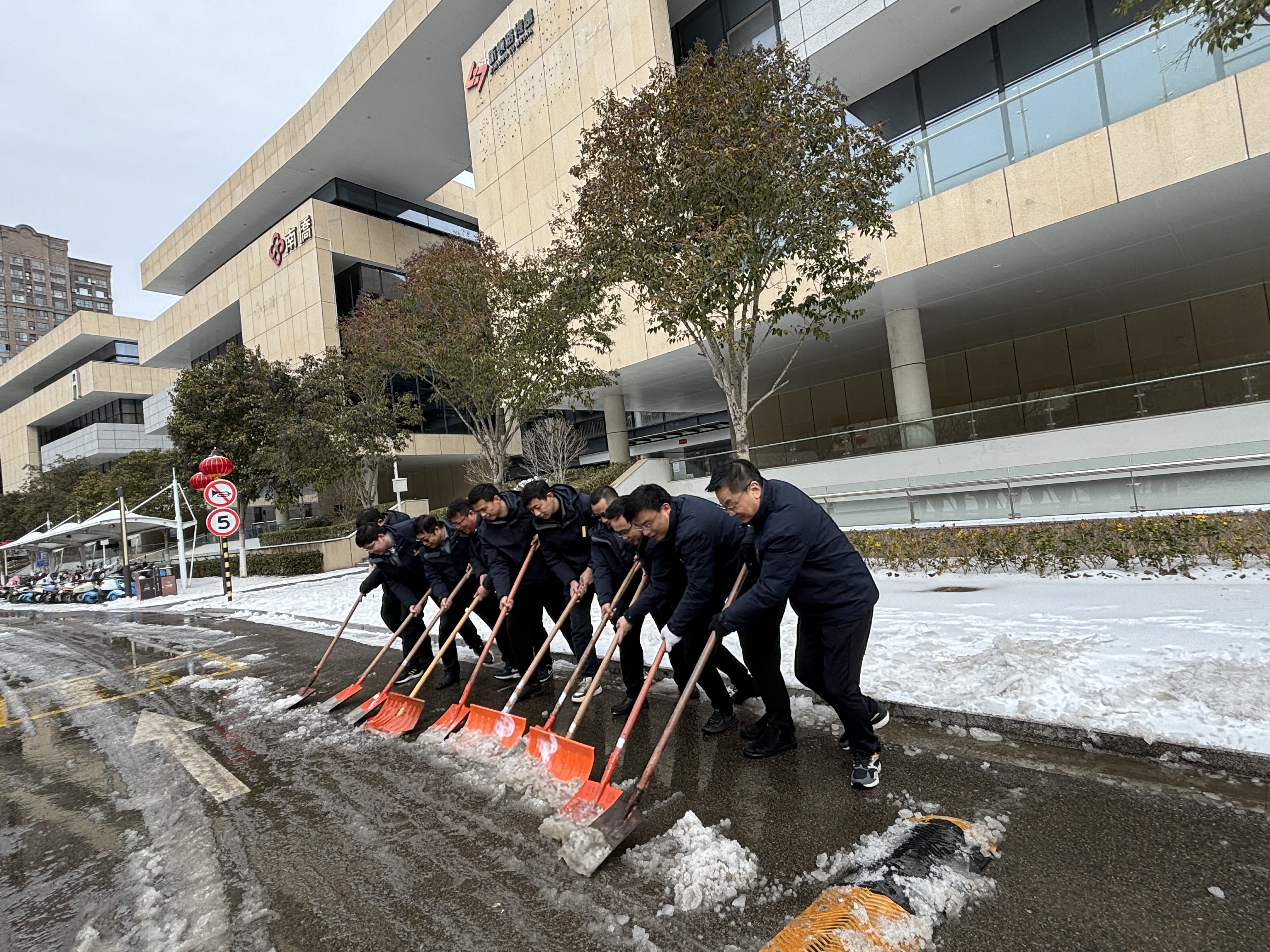 员工齐出动 清雪践初心——交控智能公司组织开展扫雪除冰行动
